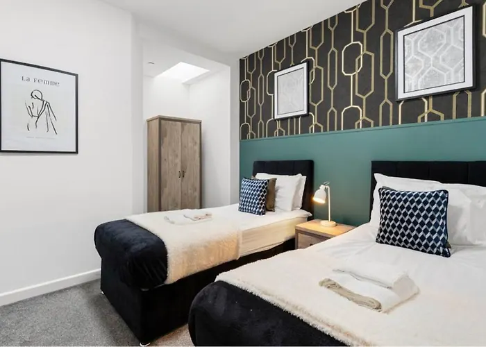 Modern Spacious Three Bedrooms With Private Garden