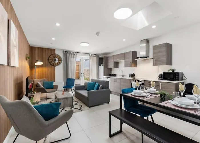 Modern Spacious Three Bedrooms With Private Garden