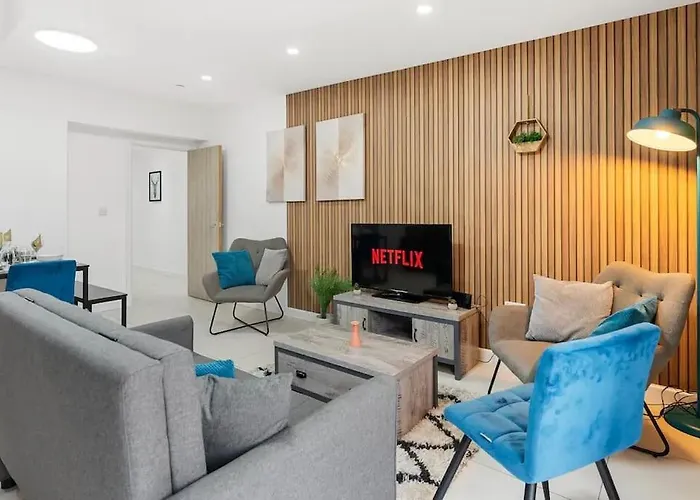 Modern Spacious Three Bedrooms With Private Garden