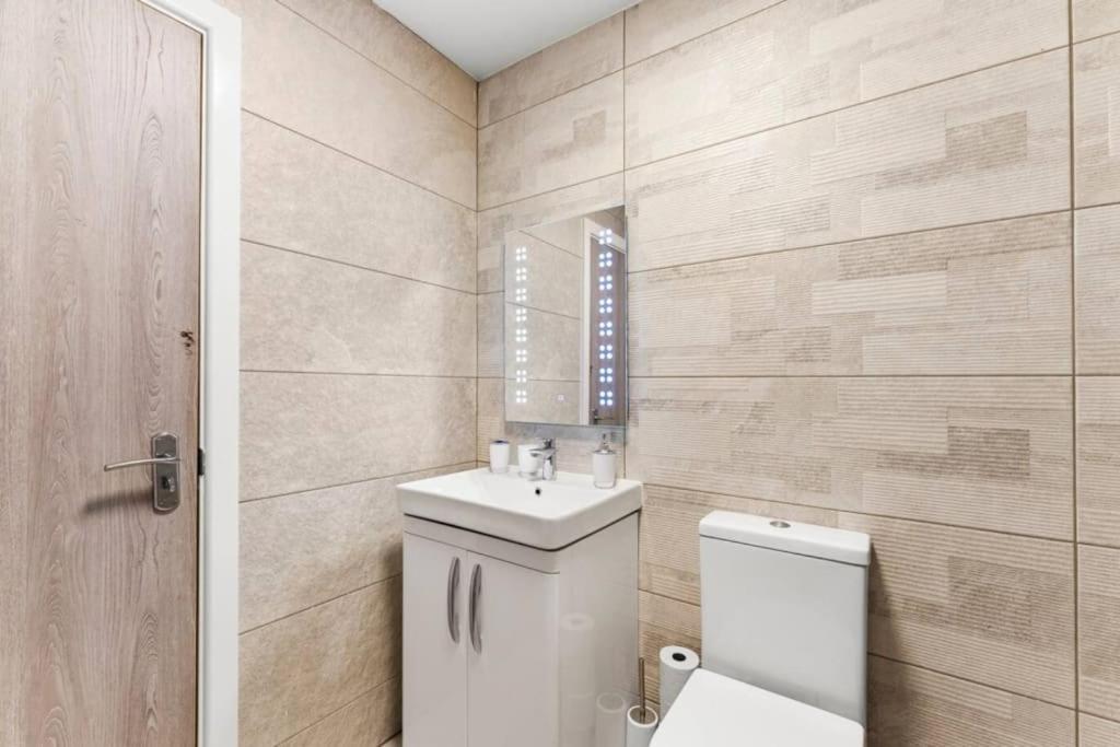Modern Spacious Three Bedrooms With Private Garden