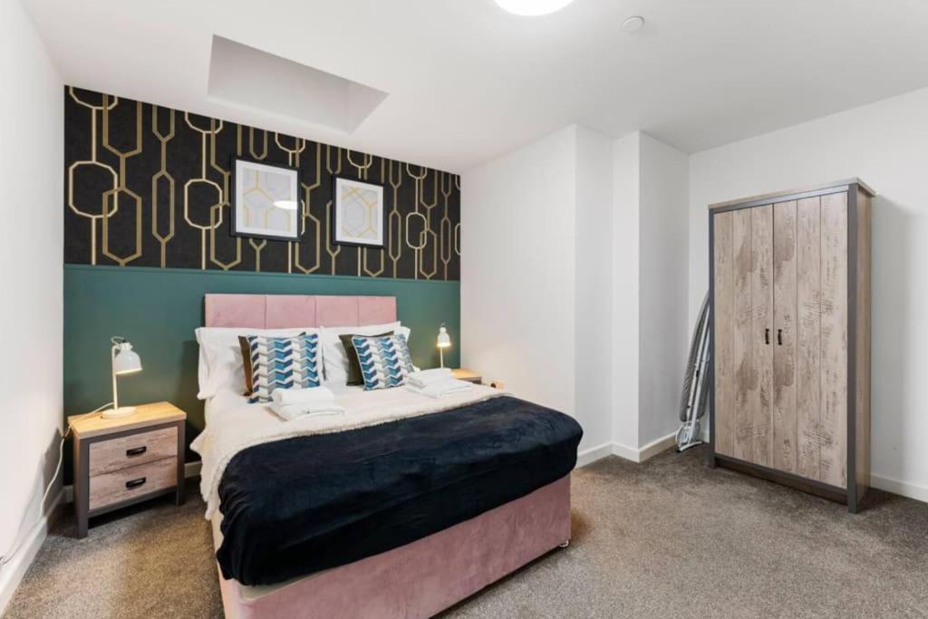 Modern Spacious Three Bedrooms With Private Garden