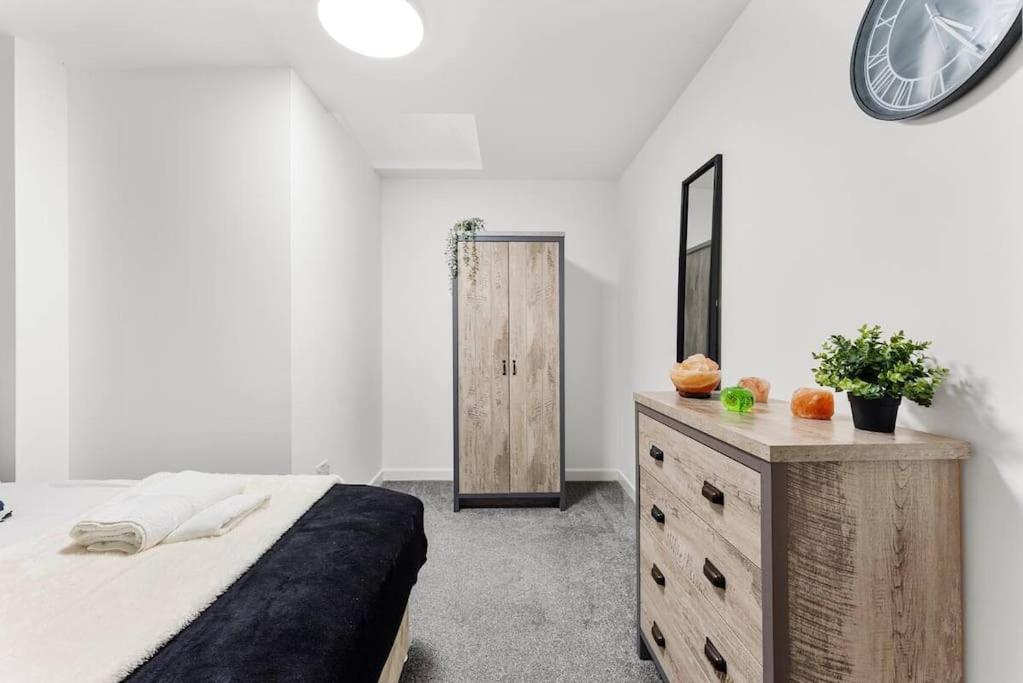 Modern Spacious Three Bedrooms With Private Garden Apartment