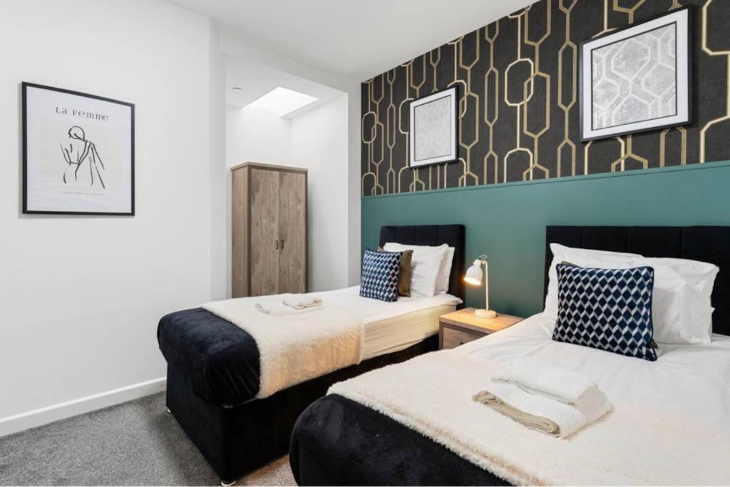 Modern Spacious Three Bedrooms With Private Garden *