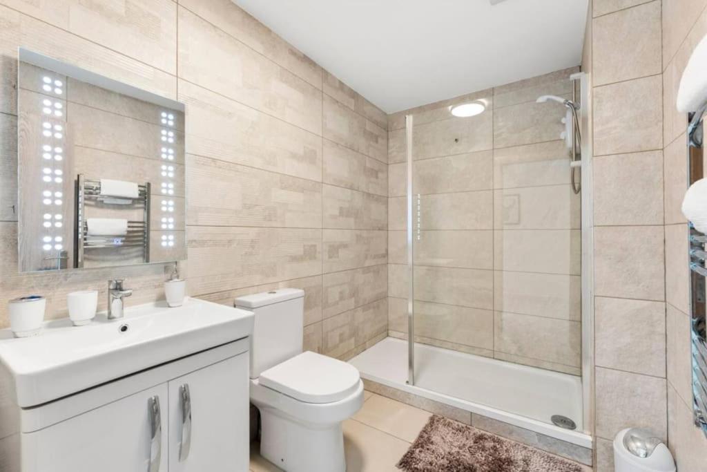 Modern Spacious Three Bedrooms With Private Garden Apartment Cardiff